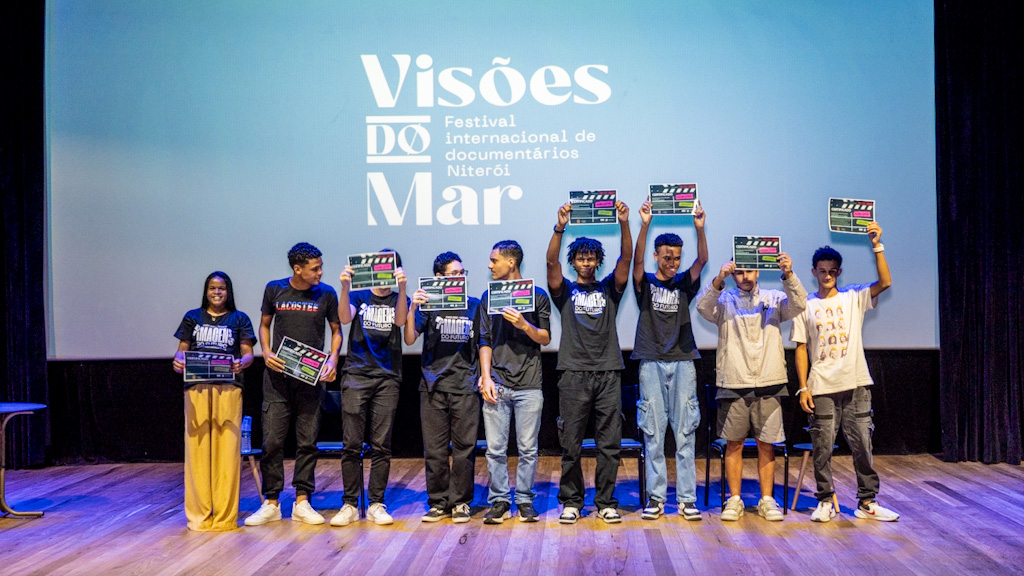 Entrega de diplomas dos jovens aprendizes audiovisuais da Casa Doc